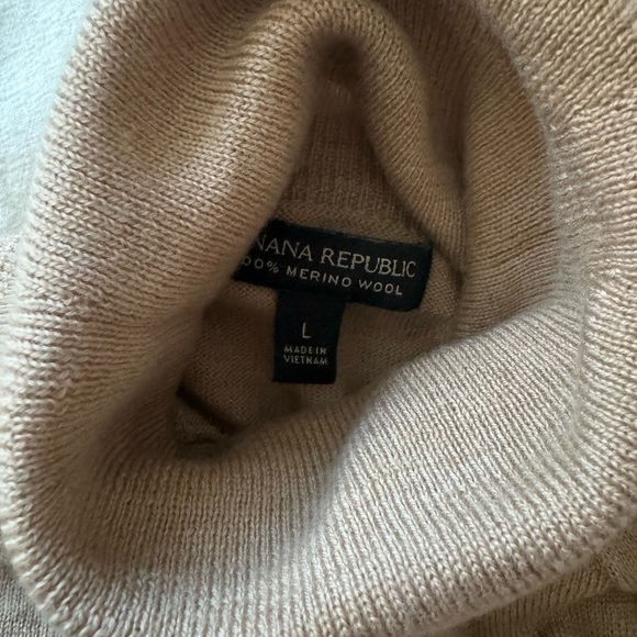 Banana Republic Seamless Merino Turtleneck Sweater Wool Size L Camel - Picture 3 of 4